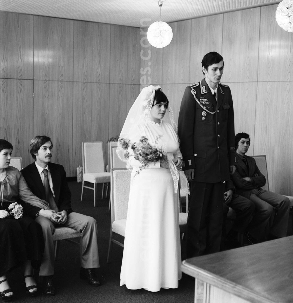 GDR picture archive: Berlin - Wedding couple in the registry office in Berlin, the former capital of the GDR, the German Democratic Republic
