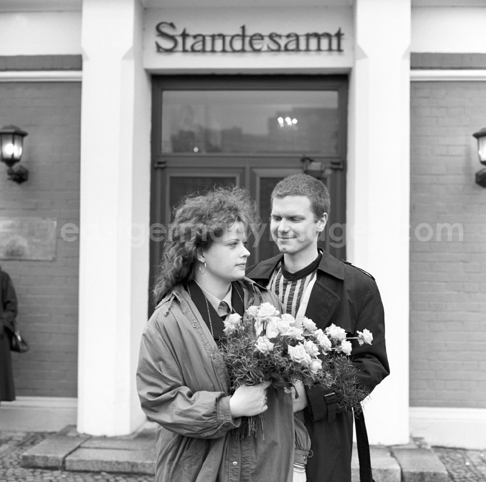 GDR image archive: Berlin - Young wedding couple at the registry office in Berlin-Lichtenberg