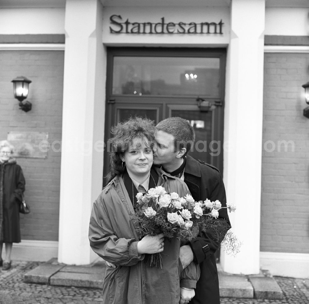 GDR photo archive: Berlin - Young wedding couple at the registry office in Berlin-Lichtenberg