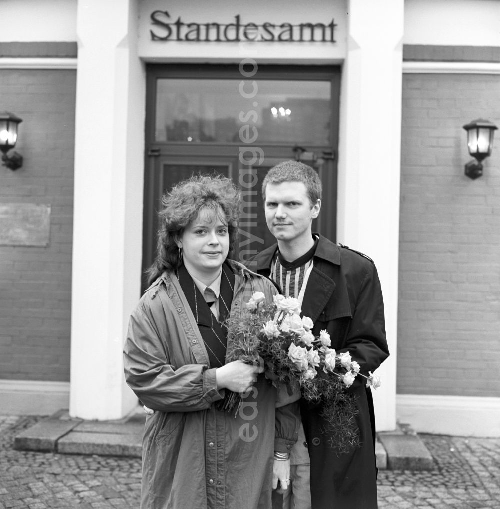 GDR picture archive: Berlin - Young wedding couple at the registry office in Berlin-Lichtenberg