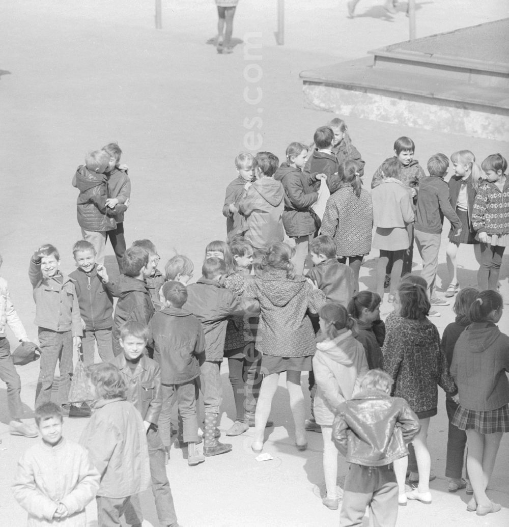 GDR photo archive: Berlin - Break at a school in Berlin