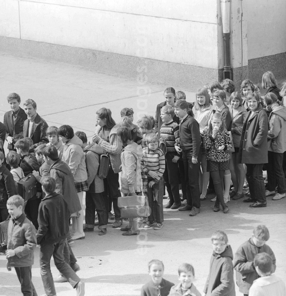 GDR picture archive: Berlin - Break at a school in Berlin