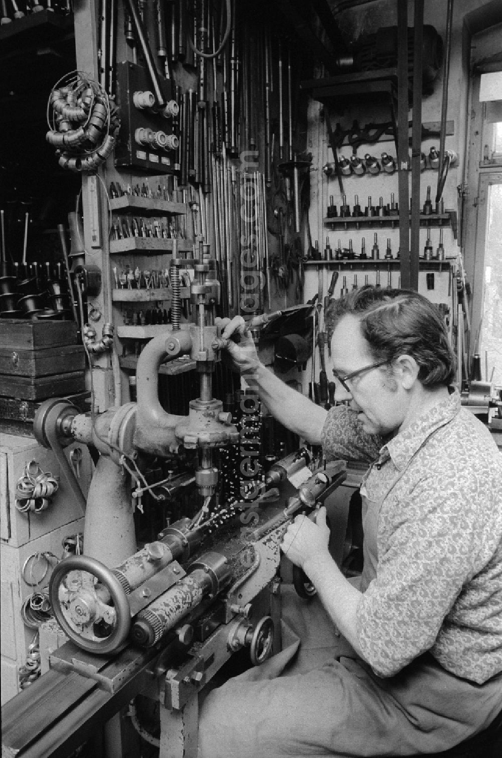 GDR photo archive: Wernitzgrün - The woodwind doer / clarinet farmer Rolf Meinel in his workshop in Wernitzgruen in the federal state Saxony in the area of the former GDR, German democratic republic