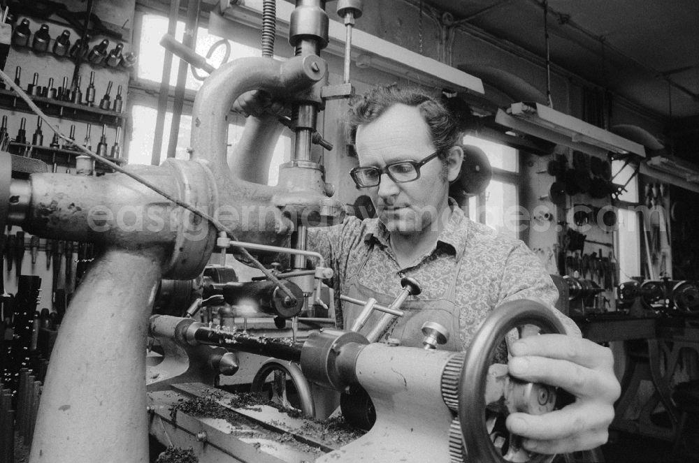 GDR picture archive: Wernitzgrün - The woodwind doer / clarinet farmer Rolf Meinel in his workshop in Wernitzgruen in the federal state Saxony in the area of the former GDR, German democratic republic