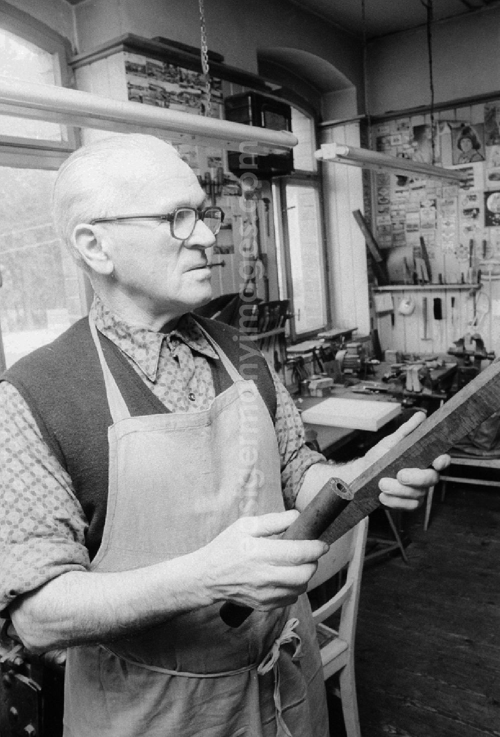 GDR picture archive: Wernitzgrün - The woodwind doer / clarinet farmer Rudi Meinel in his workshop in Wernitzgruen in the federal state Saxony in the area of the former GDR, German democratic republic