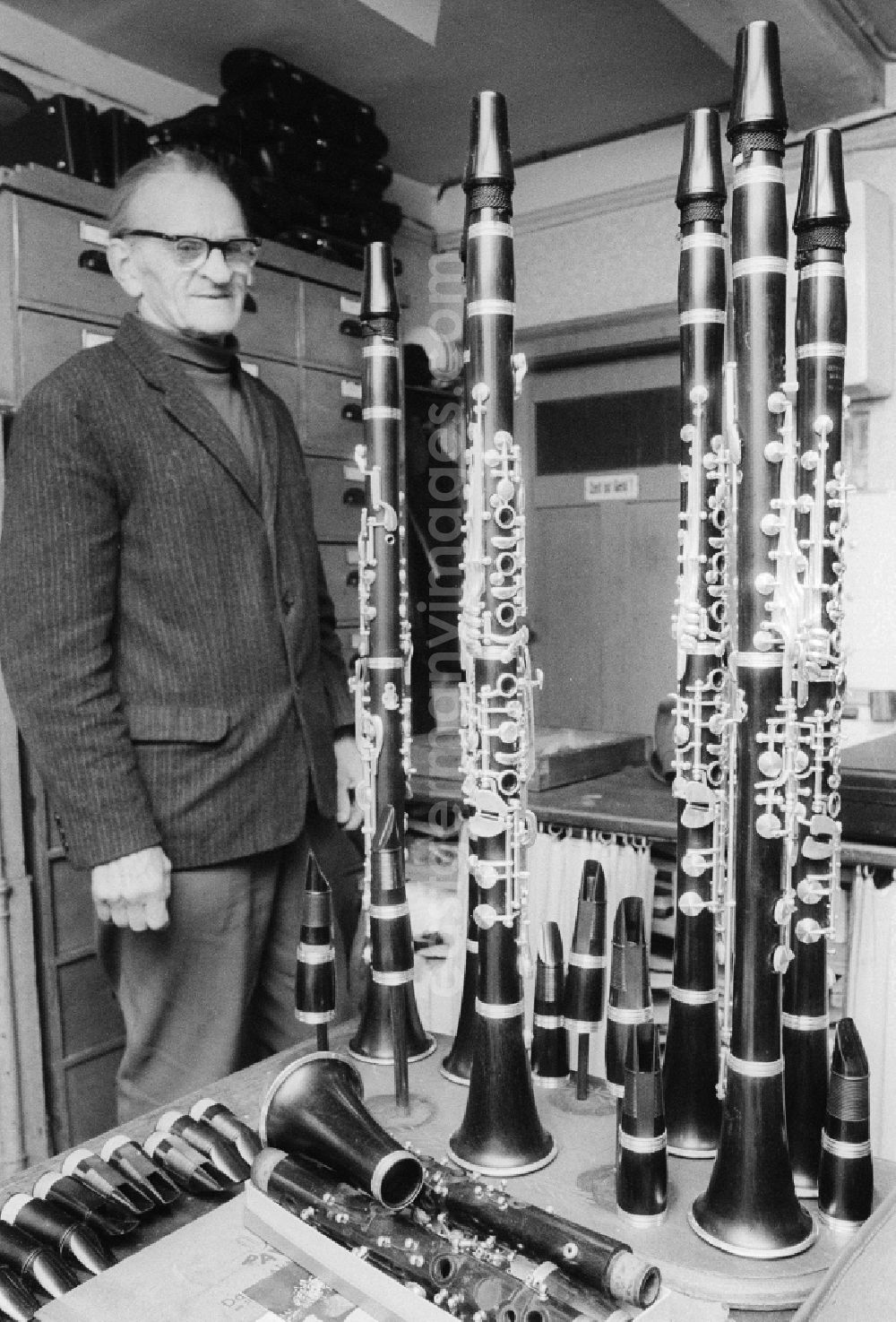 GDR image archive: Wernitzgrün - The woodwind doer / clarinet farmer Rudi Meinel in his workshop in Wernitzgruen in the federal state Saxony in the area of the former GDR, German democratic republic