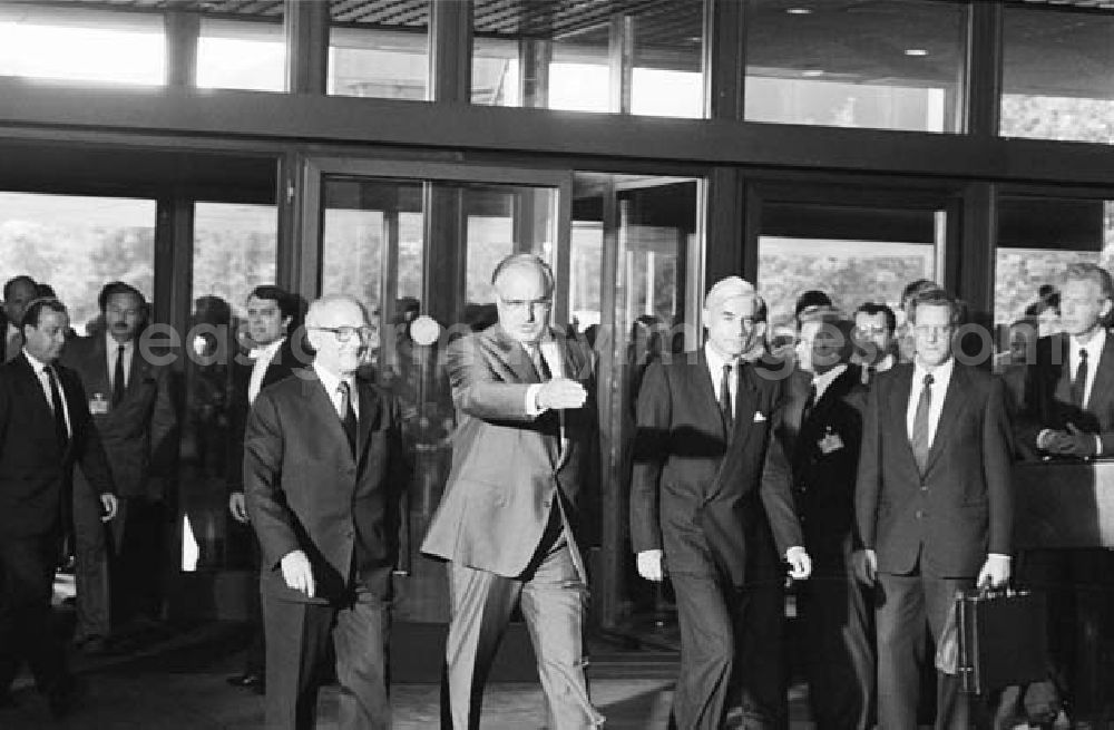 GDR photo archive: Bonn - Erich Honecker, Partei- und Staatschef der DDR (M. l.) wird von Bundeskanzler Helmut Kohl ( M.) am 10.09.1987 in das Bundeskanzleramt in Bonn geleitet. Rechts neben Kohl: der Leiter des Büros des Bundeskanzlers, Walter Neuer. Honecker besuchte die BRD vom 07.