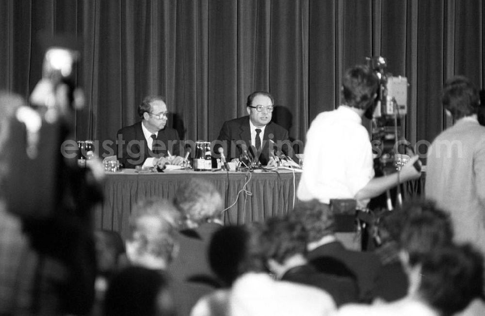 Bonn: Pressekonferenz vor dem ersten Besuch eines führenden DDR-Repräsentanten in der Bundesrepublik. Der Pressesprecher der Bundesregierung, Friedhelm Ost (r), und sein DDR-Pendant, Wolfgang Meyer, Leiter der Hauptabteilung Presse und Information im DDR-Außenministerium, beantworten die Journalisten-Fragen. An diesem Tag trifft SED-Generalsekretär und Staatsratsvorsitzender Erich Honecker in Bonn ein. Dem 75 Jahre alten Staatsratsvorsitzenden der DDR ist es trotz großer Widerstände aus der Sowjetunion gelungen, zum fünftägigen Arbeitsbesuch in den kapitalistischen Westen zu kommen.