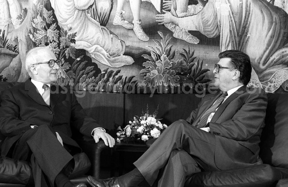 Bonn: Beim ersten Besuch eines führenden DDR-Repräsentanten in der Bundesrepublik trifft SED-Generalsekretär und Staatsratsvorsitzender Erich Honecker (l) mit dem Bundestagspräsidenten Philipp-Hariolf Jenninger zusammen. Dem 75 Jahre alten Staatsratsvorsitzenden der DDR ist es trotz großer Widerstände aus der Sowjetunion gelungen, zum fünftägigen Arbeitsbesuch in den kapitalistischen Westen zu kommen. Honeckers Reise bleibt allerdings der einzige Empfang eines DDR-Staatschefs in der BRD.