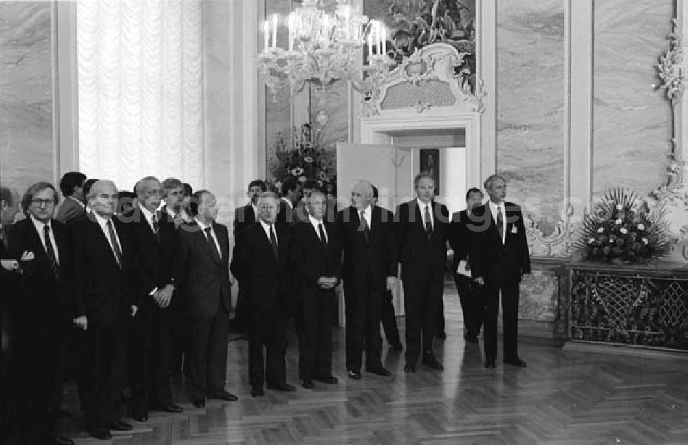 GDR image archive: Trier - Delegierte stehen zusammen anlässlich des Staatsbesuch von Erich Honecker in Trier. Dem 75 Jahre alten Staatsratsvorsitzenden der DDR ist es trotz großer Widerstände aus der Sowjetunion gelungen, zum fünftägigen Arbeitsbesuch in den kapitalistischen Westen zu kommen.