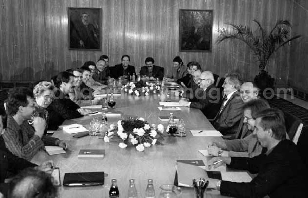 Berlin: 22.12.1988 Honecker empfängt das Sekretariat des Zentralrates der FDJ (Freie deutsche Jugend) ZK / Berlin