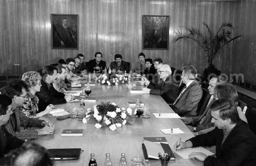 GDR image archive: Berlin - 22.12.1988 Honecker empfängt das Sekretariat des Zentralrates der FDJ (Freie deutsche Jugend) ZK / Berlin