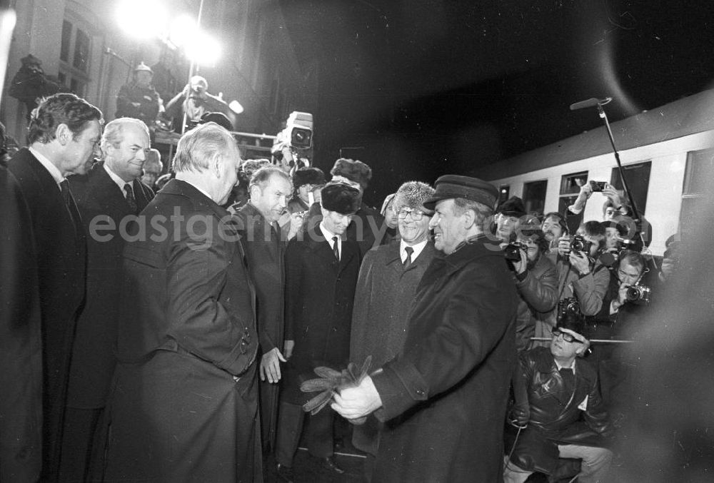 GDR photo archive: Güstrow - Erich Honecker und Helmut Schmidt auf dem Bahnhof in Güstrow (Mecklenburg-Vorpommern).