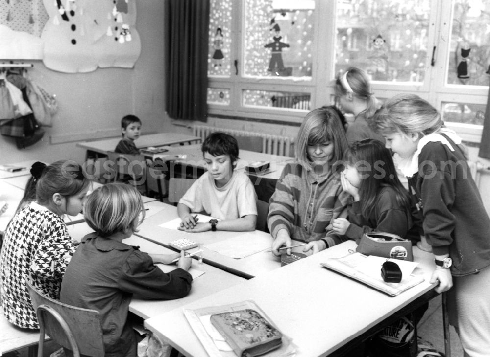 GDR photo archive: Berlin - Supervision of schoolchildren in der Grundschule am Kollwitzplatz in the district Prenzlauer Berg in Berlin, the former capital of the GDR, German Democratic Republic