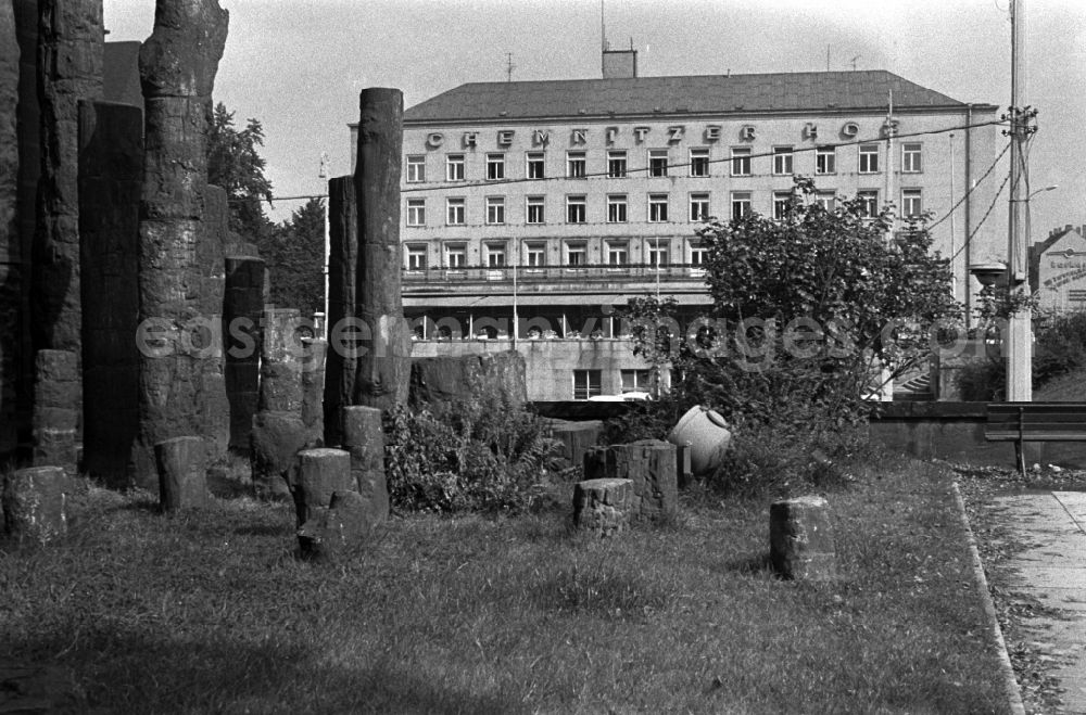 GDR picture archive: Chemnitz - Karl-Marx-Stadt - Hotel Chemnitzer Hof and the Chemnitz petrified forest on Theaterplatz in Chemnitz - Karl-Marx-Stadt in the state Saxony in the area of the former GDR, German Democratic Republic