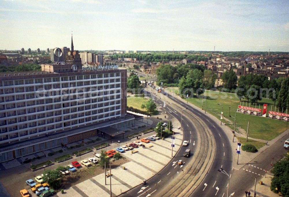 GDR picture archive: Rostock - Gastronomic facility of the hotel - building Interhotel Warnow in Rostock in the state Mecklenburg-Western Pomerania on the territory of the former GDR, German Democratic Republic