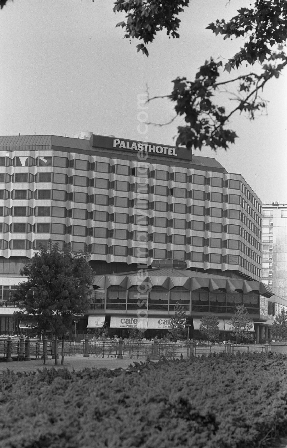 GDR picture archive: Berlin - Gastronomic facility of the hotel - building Palasthotel on street Karl-Liebknecht-Strasse in the district Mitte in Berlin Eastberlin on the territory of the former GDR, German Democratic Republic