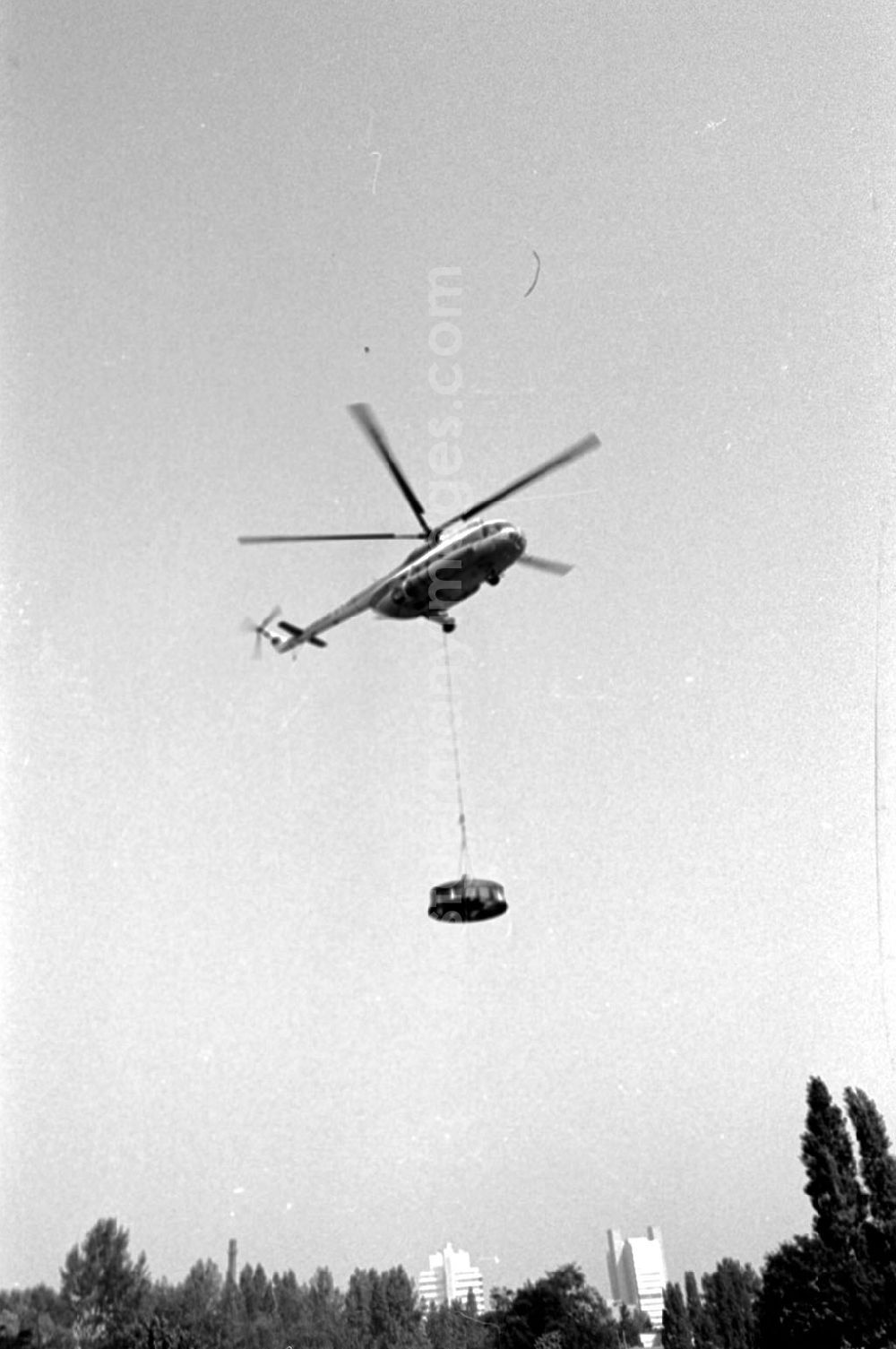GDR photo archive: Berlin-Mitte - Hubschraubereinsatz Mi 8 der Interflug für Charite vom Stadion der Weltjugend 10.