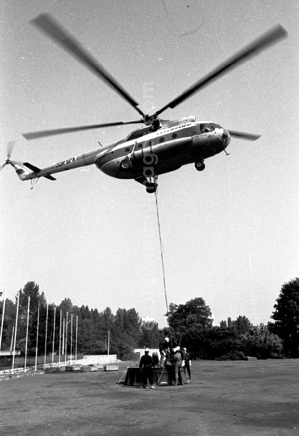 GDR picture archive: Berlin-Mitte - Hubschraubereinsatz Mi 8 der Interflug für Charite vom Stadion der Weltjugend 10.