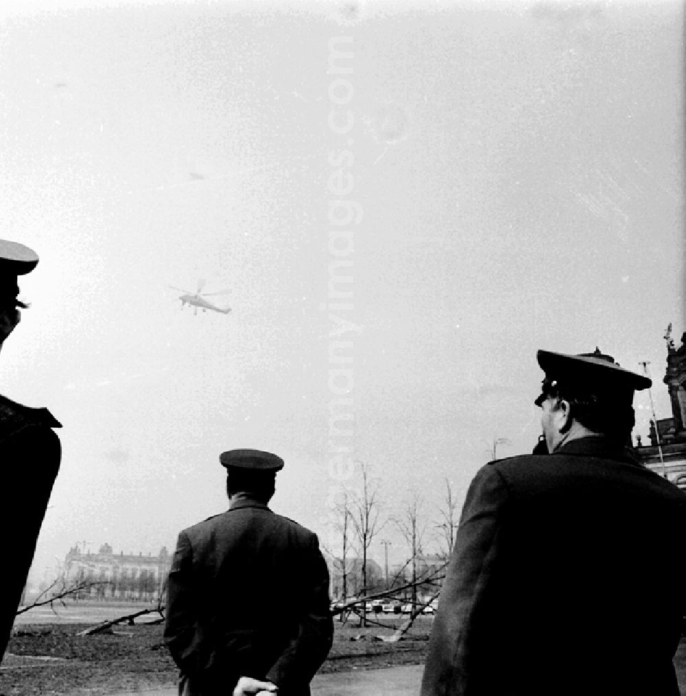 GDR image archive: Berlin - Hubschraubereinsatz auf dem Marx-Engels-Platz.