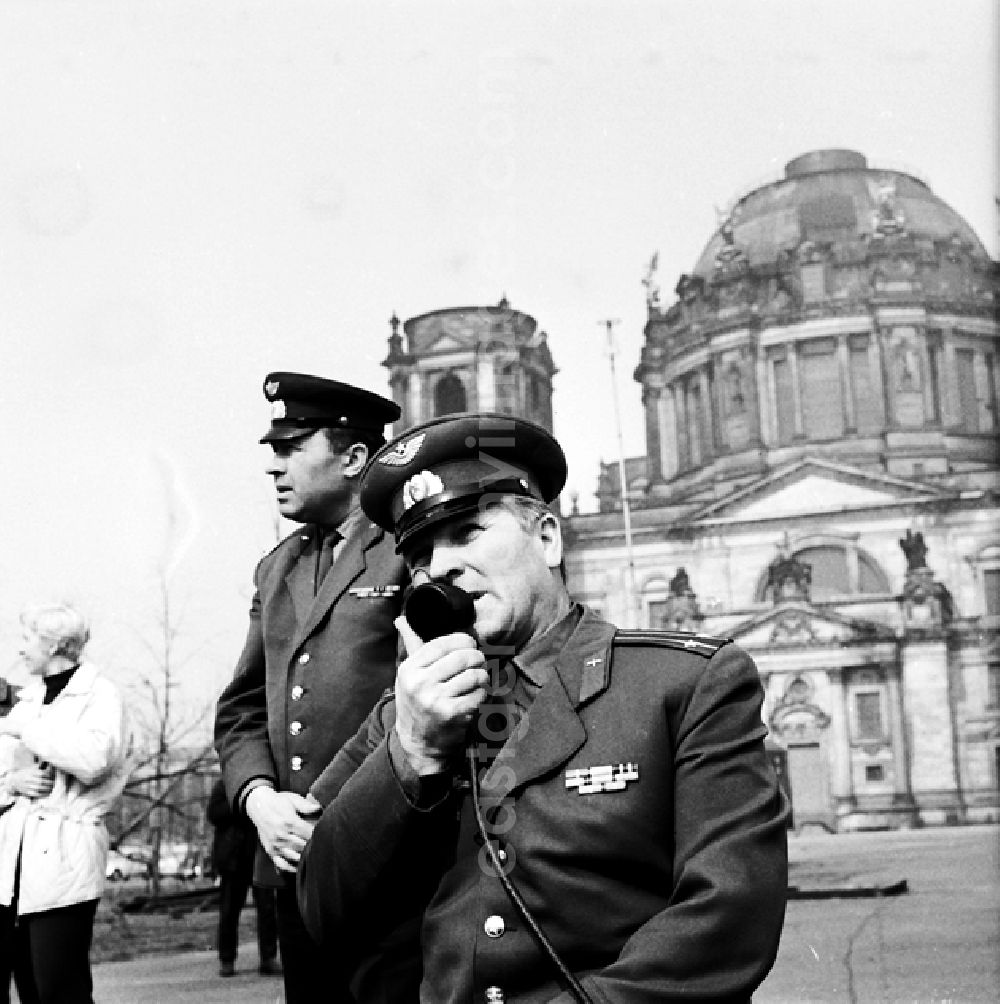 GDR photo archive: Berlin - Hubschraubereinsatz auf dem Marx-Engels-Platz.