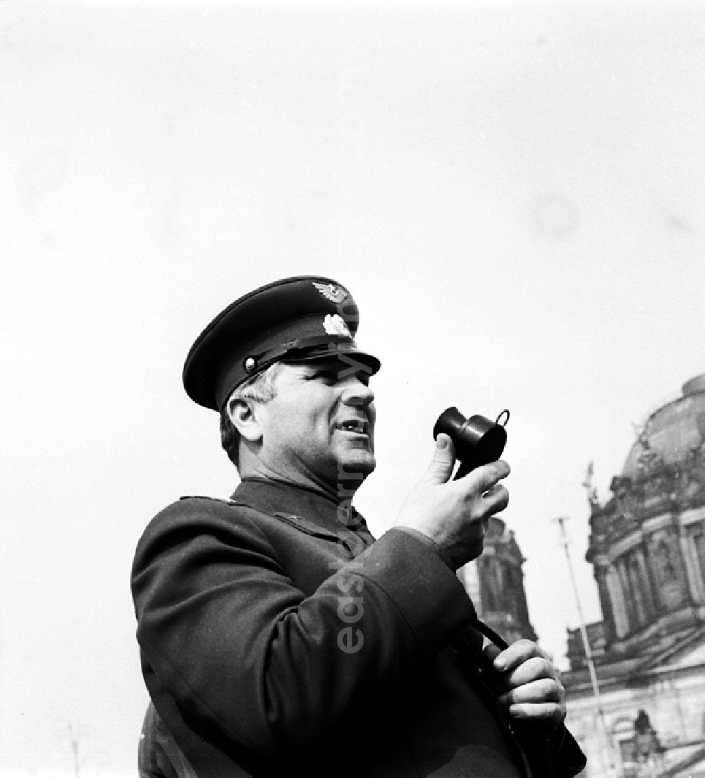 GDR picture archive: Berlin - Hubschraubereinsatz auf dem Marx-Engels-Platz.