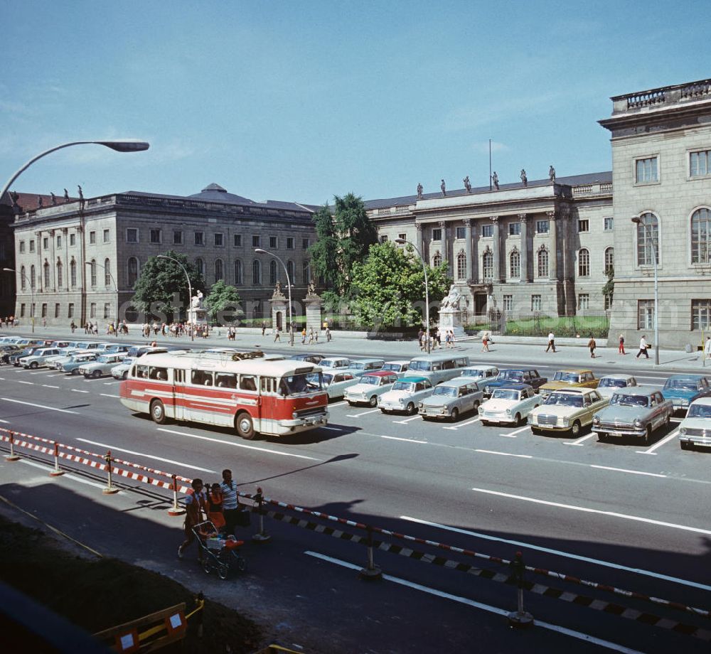 GDR image archive: Berlin - Blick auf die größte Universität der DDR, die Humboldt-Universität zu Berlin. Auf dem Mittelstreifen Unter den Linden parken überwiegend Trabbis und Wartburgs, dazwischen steht ein westdeutscher Mercedes.