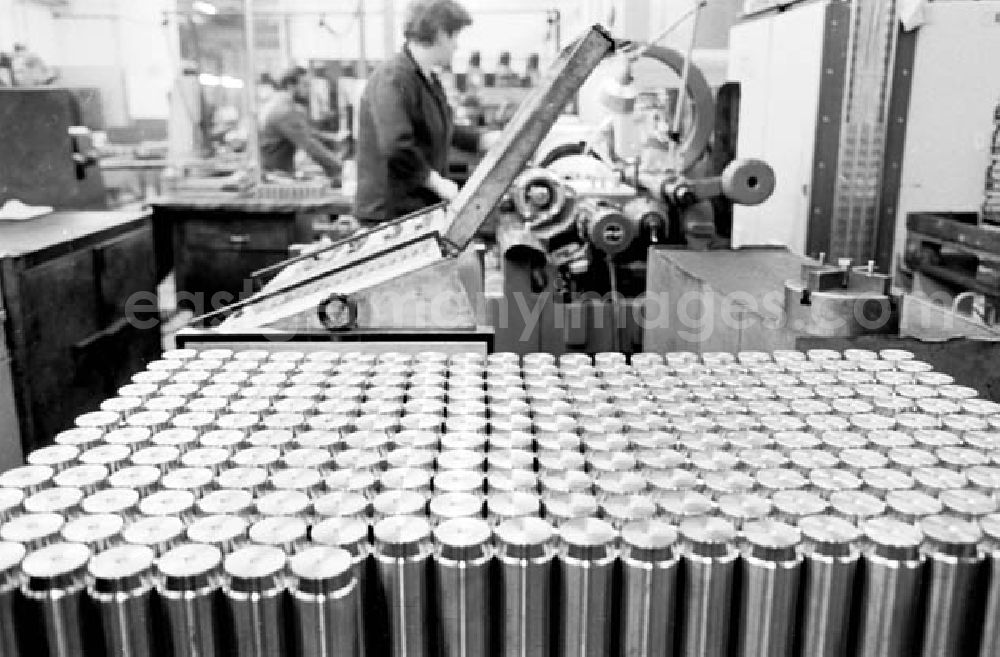 GDR picture archive: Parchim - 19.11.1986 Hydraulikwerk in Parchim.Mitarbeiter des Werkes in Umgang mit den Maschinen.