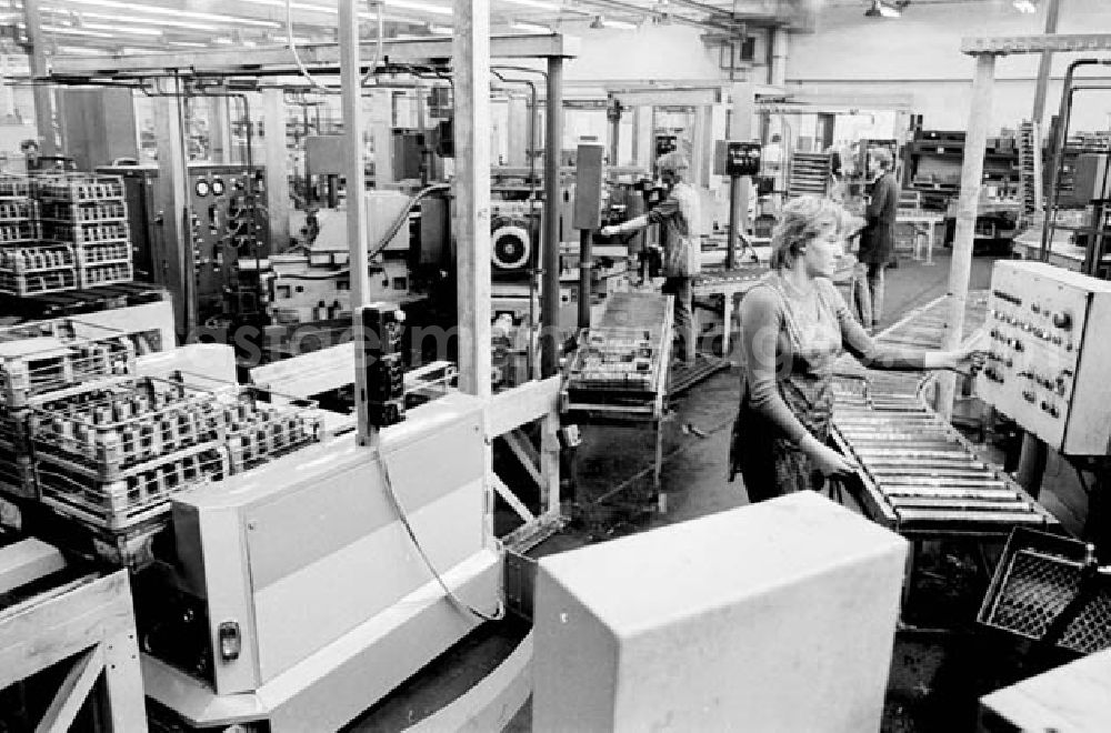 Parchim: 19.11.1986 Hydraulikwerk in Parchim.Mitarbeiter des Werkes in Umgang mit den Maschinen.