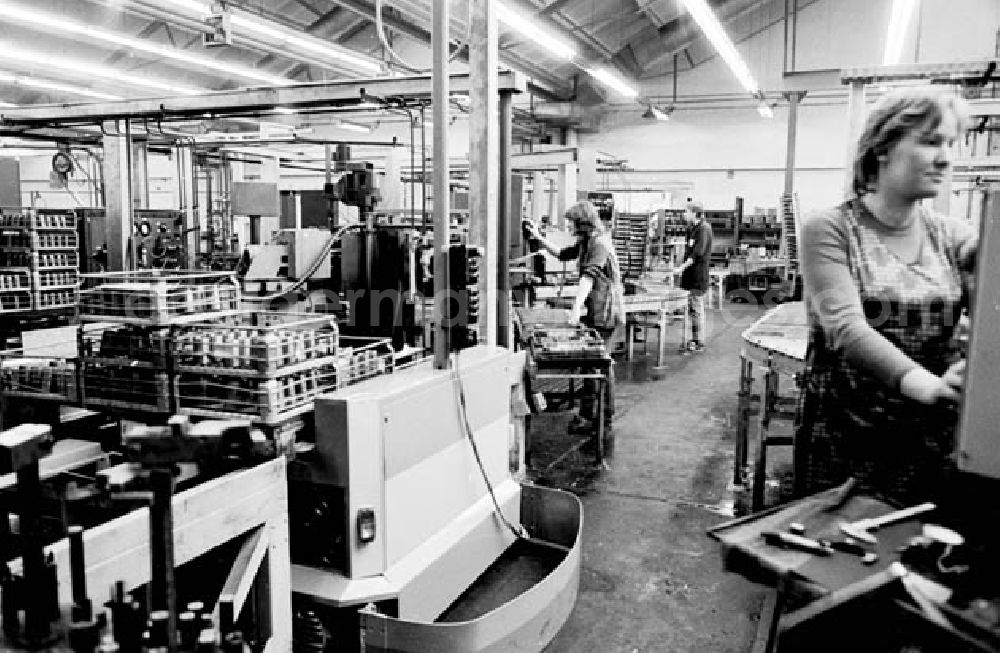GDR image archive: Parchim - 19.11.1986 Hydraulikwerk in Parchim.Mitarbeiter des Werkes in Umgang mit den Maschinen.