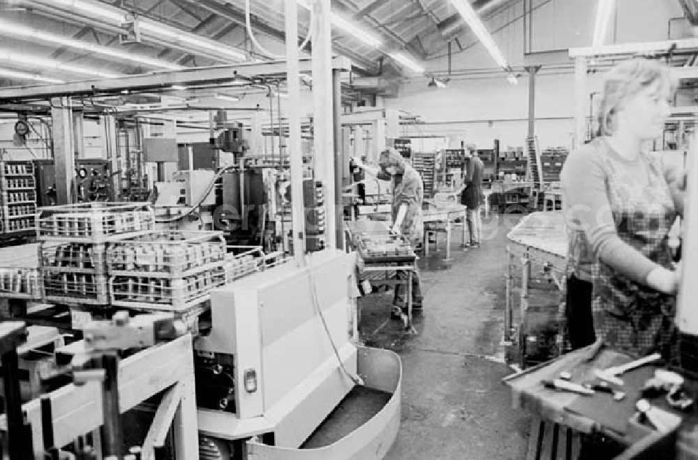 GDR photo archive: Parchim - 19.11.1986 Hydraulikwerk in Parchim.Mitarbeiter des Werkes in Umgang mit den Maschinen.
