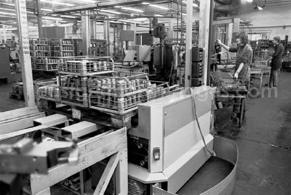 Parchim: 19.11.1986 Hydraulikwerk in Parchim.Mitarbeiter des Werkes in Umgang mit den Maschinen.