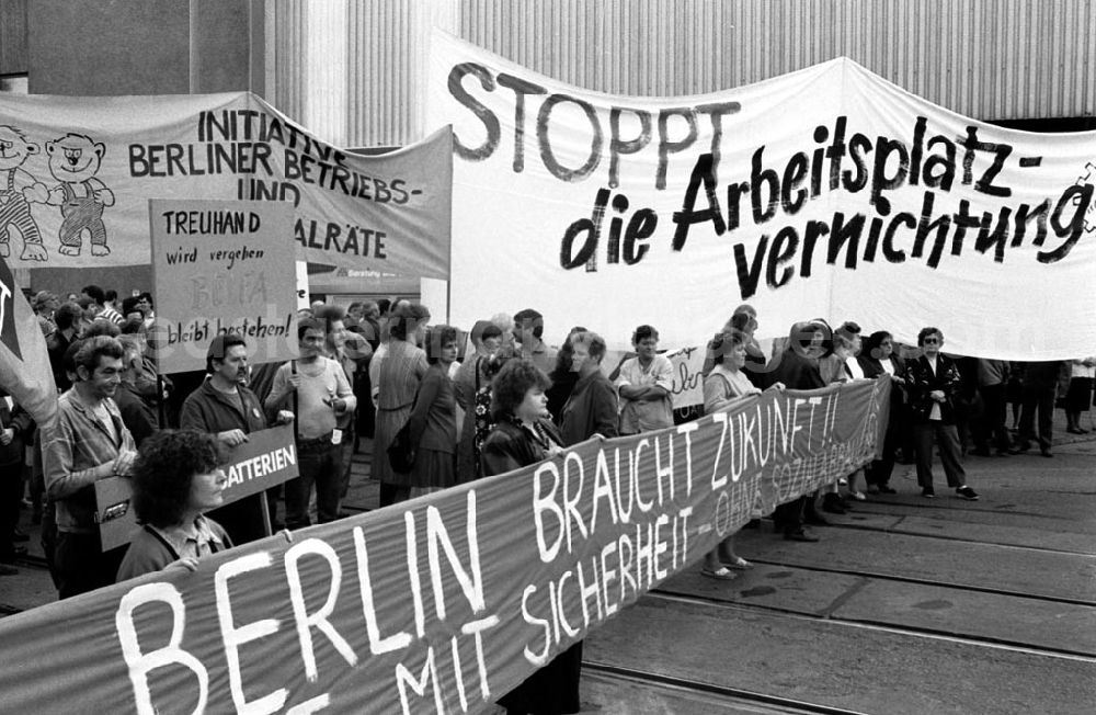GDR picture archive: Berlin-Köpenick - IG-Metaller vor dem WF 01.1