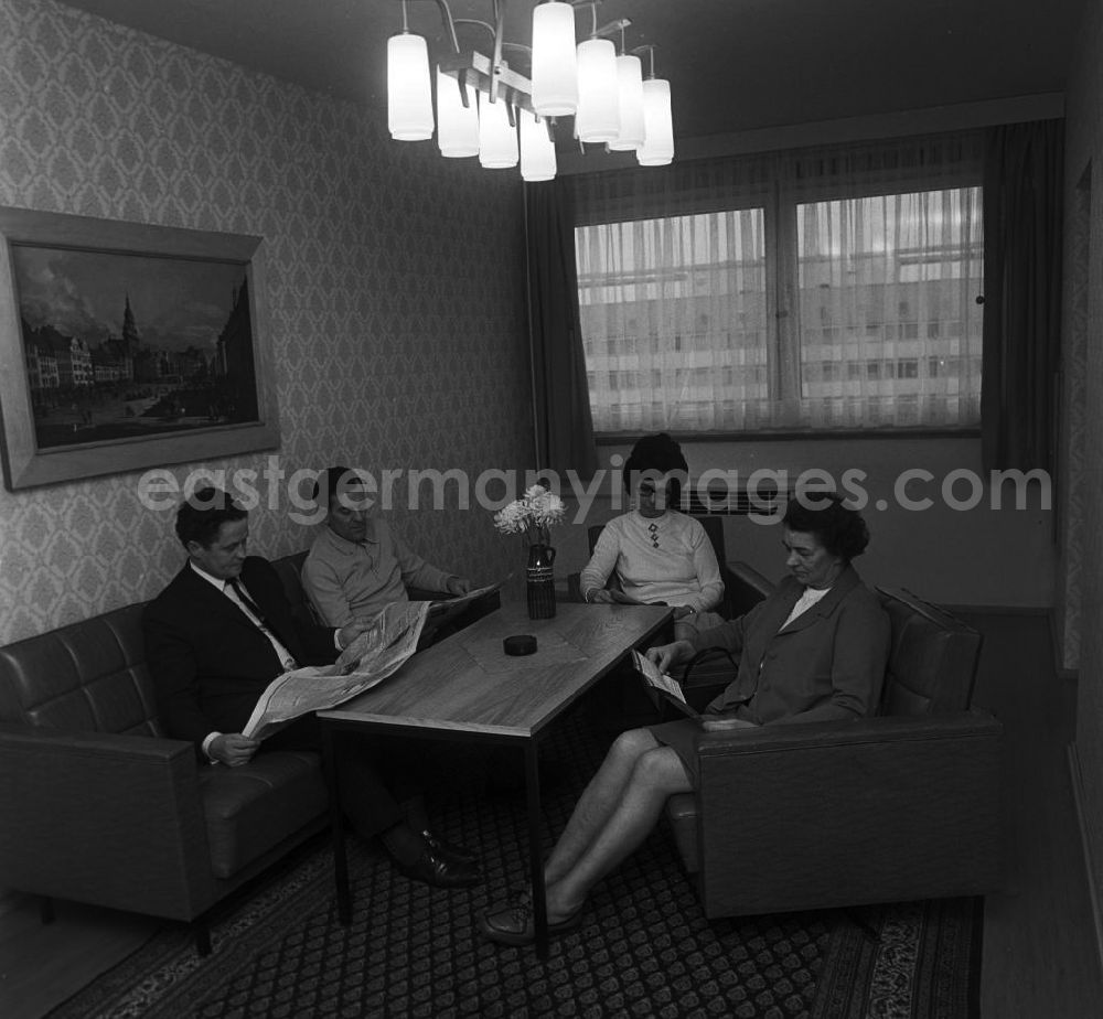GDR photo archive: Dresden - Besucher sitzen zusammen im FDGB-Urlauberhotel in Dresden. Das gewerkschaftseigene Hotel befindet sich in der Fußgängerzone Prager Straße und ist nur 20