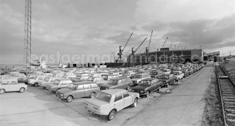 GDR image archive: Rostock - Stored for loading and export in port Kraftfahrzeuge - PKW Wartburg 353 in Rostock in the state Mecklenburg-Western Pomerania on the territory of the former GDR, German Democratic Republic