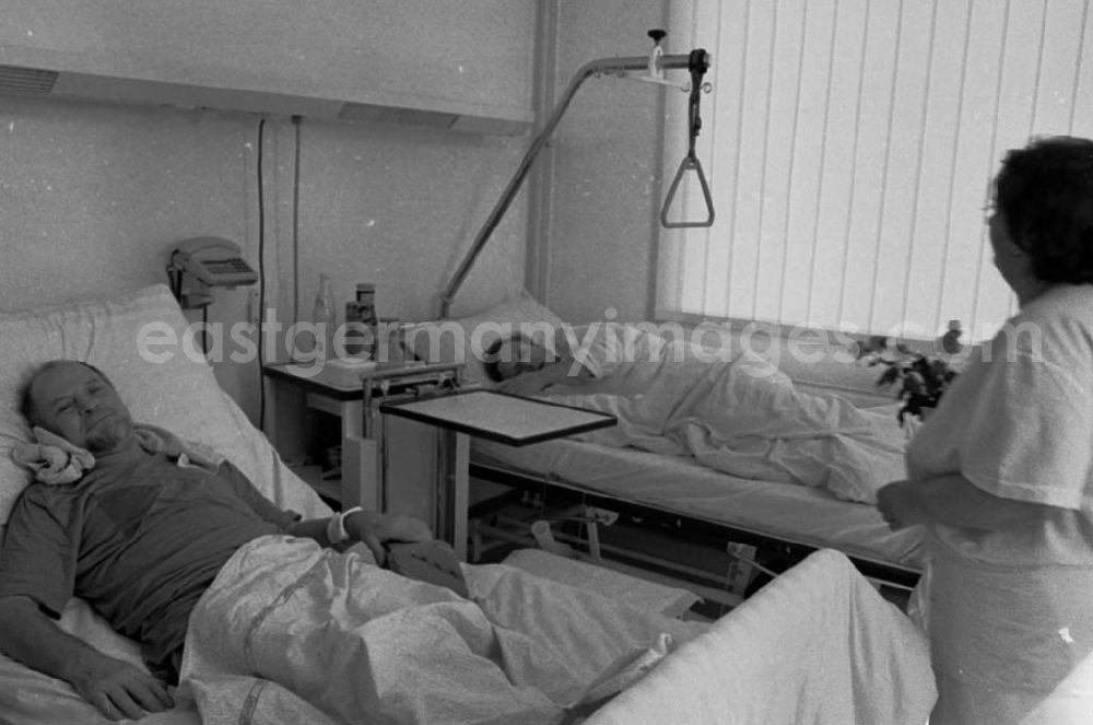 GDR photo archive: Berlin / Friedrichshain - Im Krankenhaus Friedrichhain 05..08.92 Lange Umschlag 1