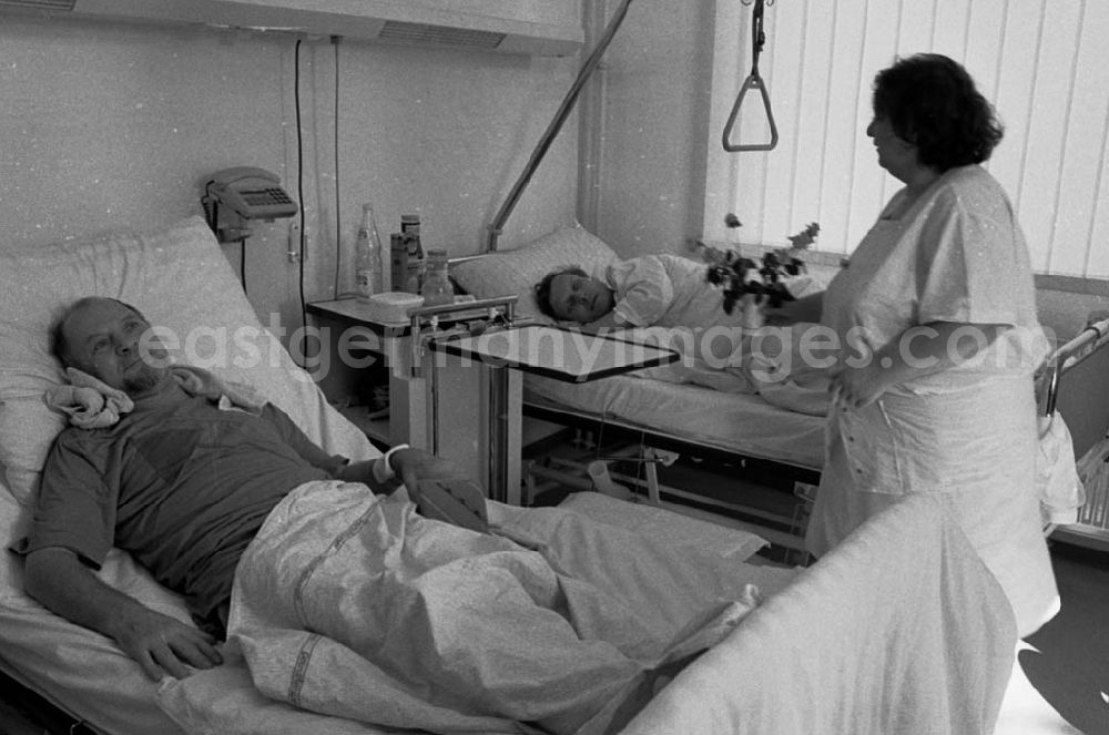 GDR picture archive: Berlin / Friedrichshain - Im Krankenhaus Friedrichhain 05..08.92 Lange Umschlag 1
