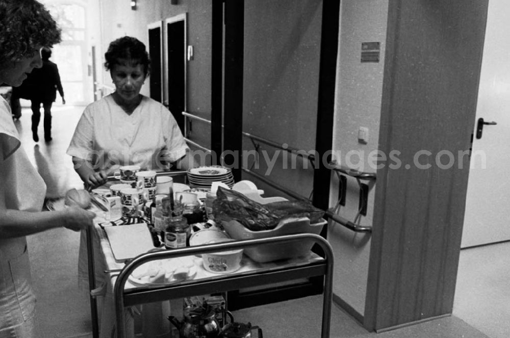GDR image archive: Berlin / Friedrichshain - Im Krankenhaus Friedrichhain 05..08.92 Lange Umschlag 1
