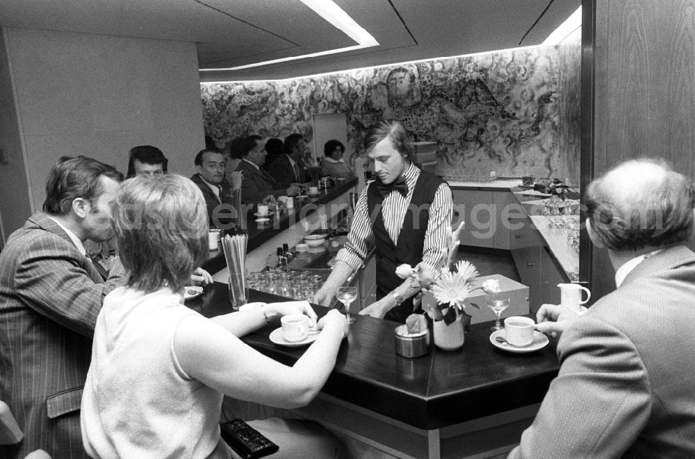 GDR image archive: Berlin - Guests in a cafe with bar in the Palace of the Republic during the opening of the house in the district Mitte in Berlin Eastberlin on the territory of the former GDR, German Democratic Republic. The Palace of the Republic in the GDR was one of the largest and most modern multi-purpose cultural buildings of its kind in Europe. In addition to gastronomic facilities, the building housed a large multi-purpose hall and the parliament building of the GDR People's Chamber