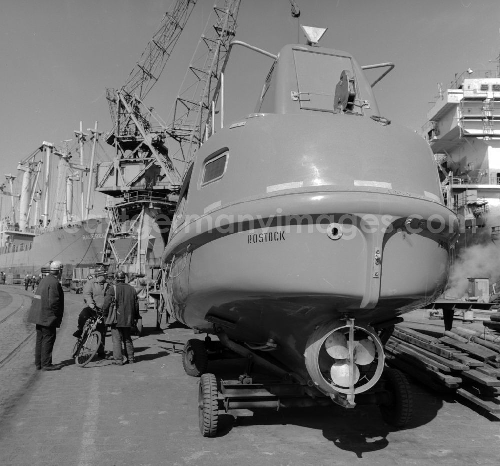 GDR image archive: Warnemünde - Lifeboat / dinghy in VEB Warnow Werft shipyard Warnemuende in Warnemuende in Mecklenburg-Western Pomerania in the field of the former GDR, German Democratic Republic
