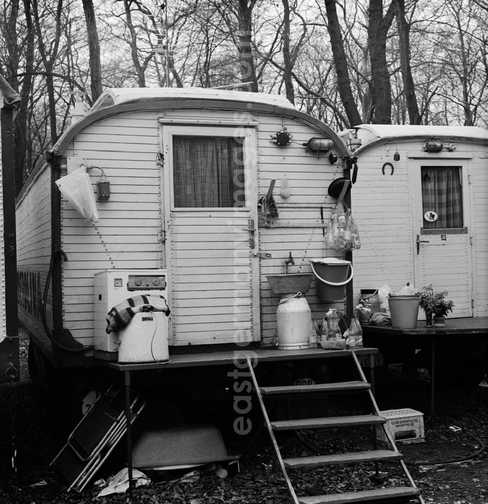 GDR image archive: Dahlwitz-Hoppegarten - Caravan of the state circus of the GDR, BEROLINA, in winter quarters in Dahlwitz - Hoppegarden in Brandenburg. The Circus Berolina developed until 1989 to the modern Great Circus of the CMEA countries