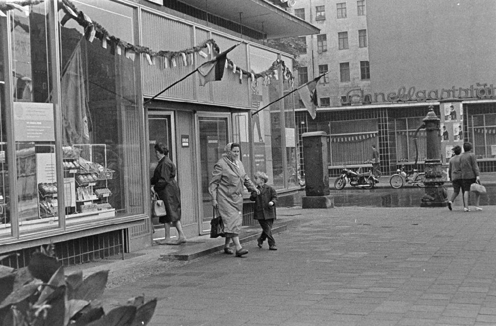 GDR photo archive: Berlin - Sales point for food on the street Schoenhauser Allee in the Prenzlauer Berg district in Berlin East Berlin in the area of ??the former GDR, German Democratic Republic