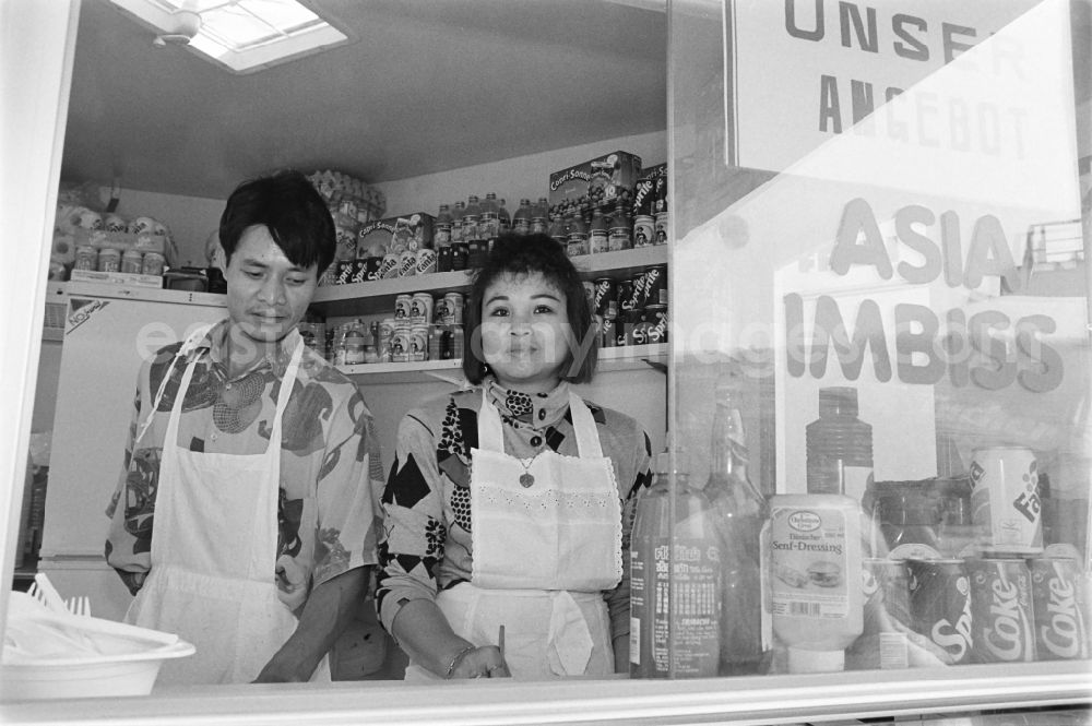 Berlin: Kiosk of a snack supply vietnamese guest worker in the district Hohenschoenhausen in the district Hohenschoenhausen in Berlin Eastberlin on the territory of the former GDR, German Democratic Republic