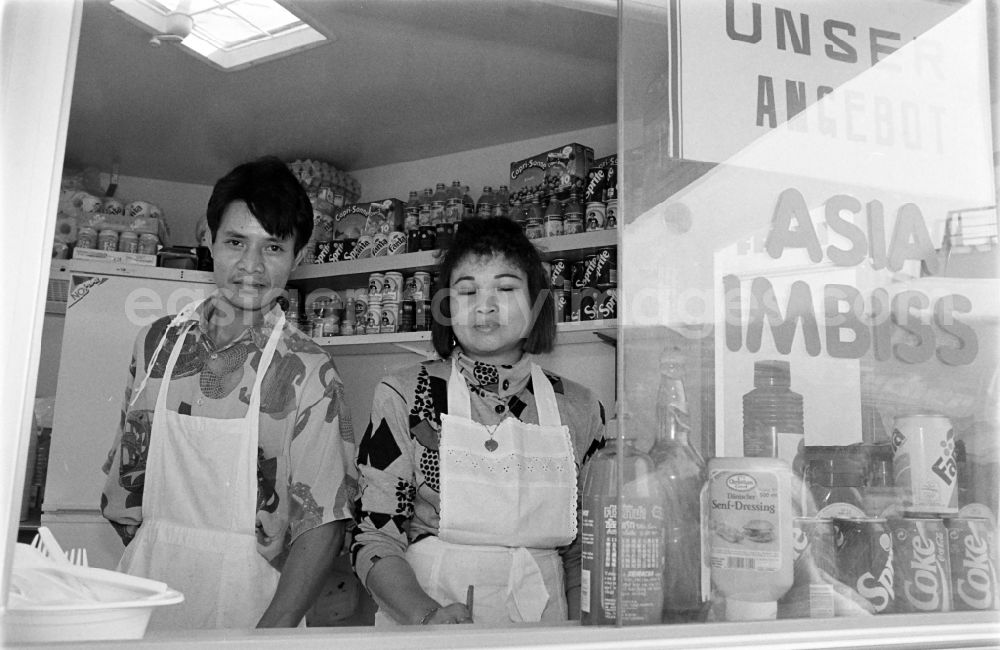 GDR image archive: Berlin - Kiosk of a snack supply vietnamese guest worker in the district Hohenschoenhausen in the district Hohenschoenhausen in Berlin Eastberlin on the territory of the former GDR, German Democratic Republic