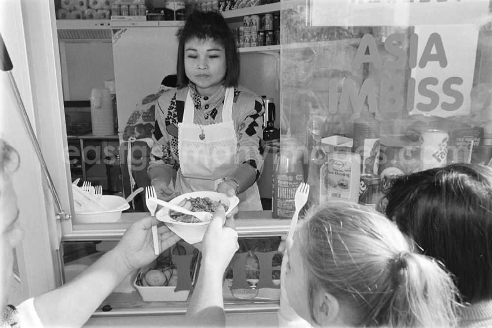 GDR photo archive: Berlin - Kiosk of a snack supply vietnamese guest worker in the district Hohenschoenhausen in the district Hohenschoenhausen in Berlin Eastberlin on the territory of the former GDR, German Democratic Republic