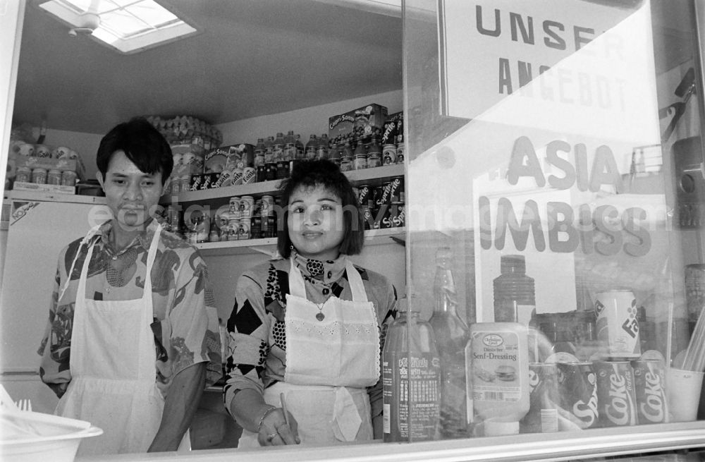 GDR picture archive: Berlin - Kiosk of a snack supply vietnamese guest worker in the district Hohenschoenhausen in the district Hohenschoenhausen in Berlin Eastberlin on the territory of the former GDR, German Democratic Republic