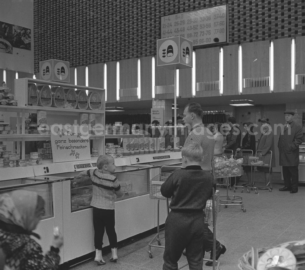 GDR image archive: Rostock - Kunden in der Fleisch- und Tiefkühlabteilung. Eröffnung am 04.