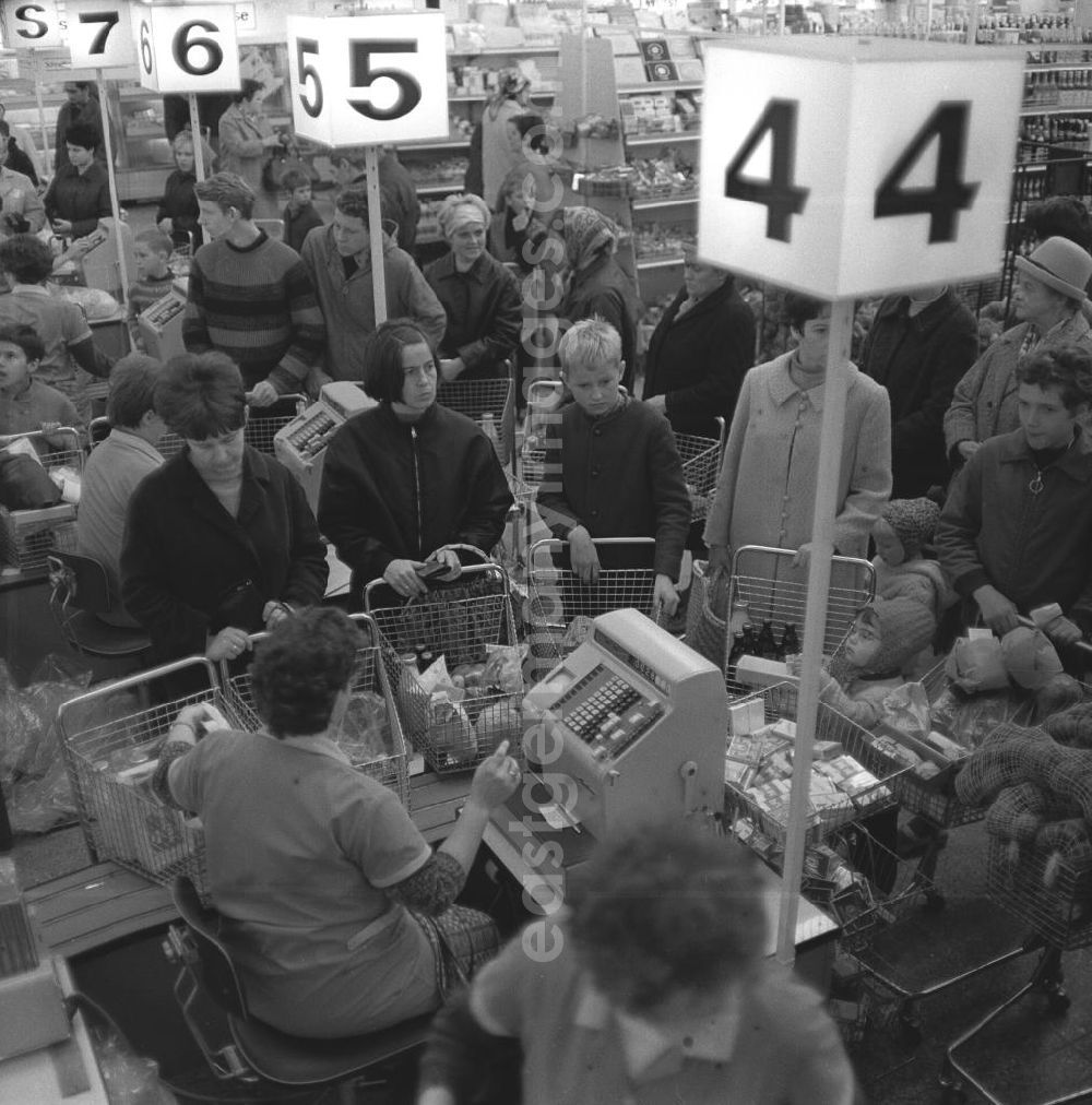GDR photo archive: Rostock - Kunden stehen an der Kasse. Eröffnung am 04.