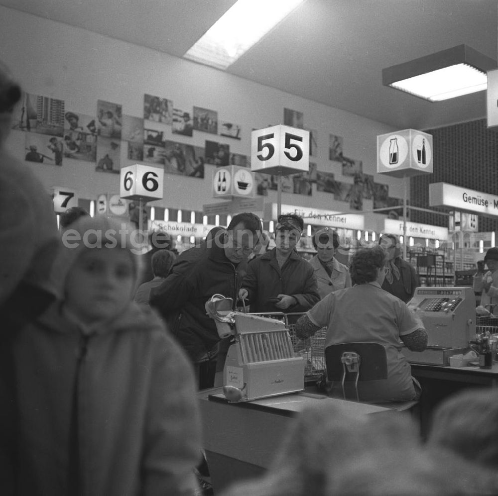 GDR picture archive: Rostock - Kunden stehen an der Kasse. Eröffnung am 04.
