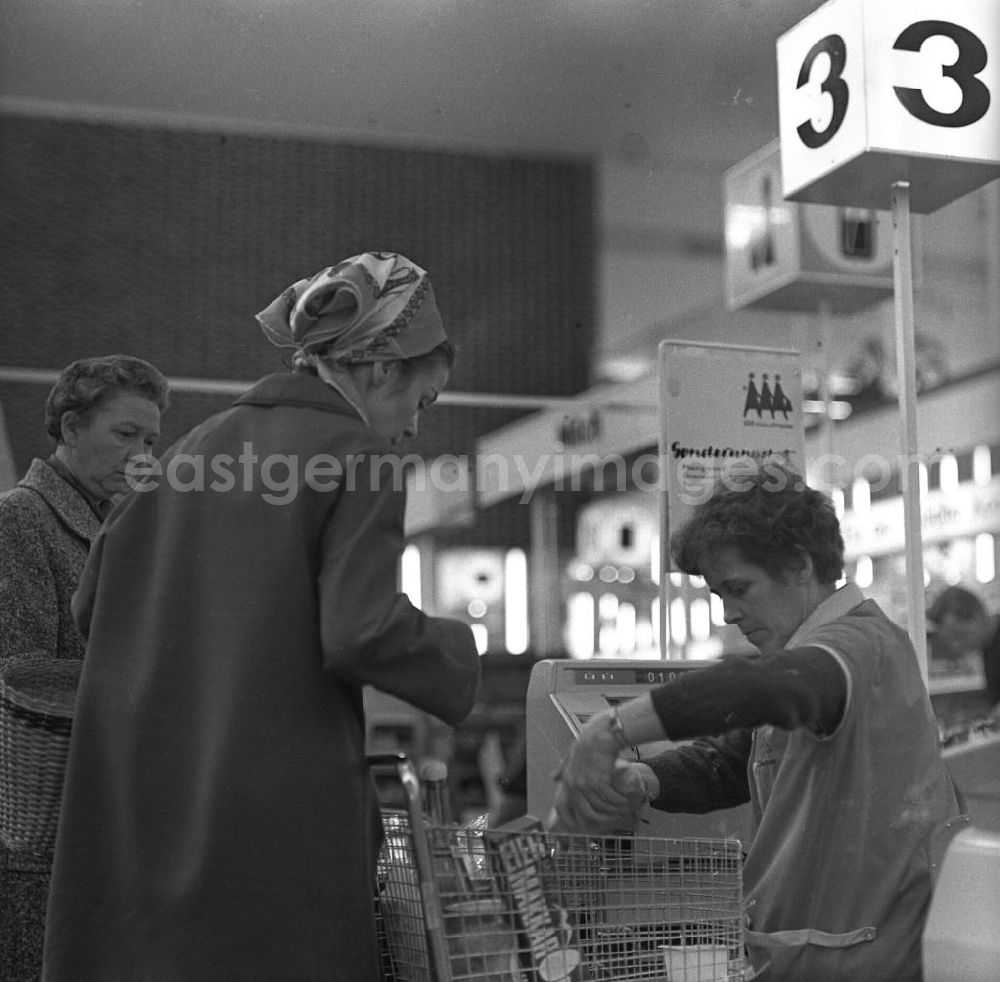GDR image archive: Rostock - Kunden stehen an der Kasse der HO Kaufhalle im Ortsteil Lütten Klein in Rostock. Eröffnung am 04.